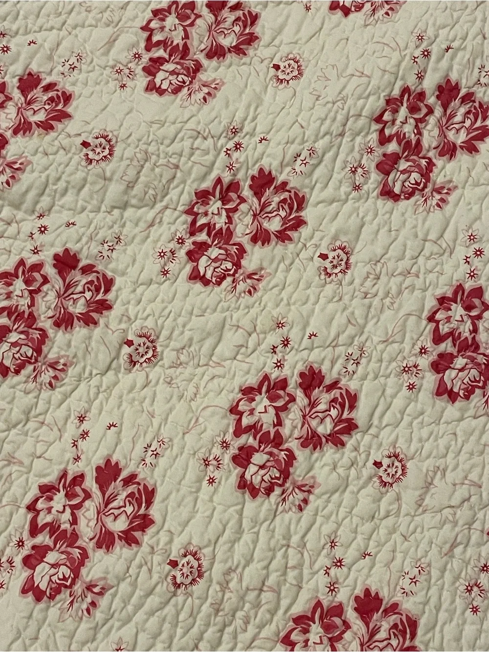 Vintage but perfect GORGEOUS quilted spread in a fantastic pattern. Large queen
